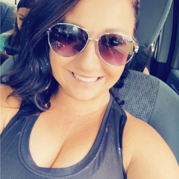 Meet your Posher, Sarah - Picture 2 of 2